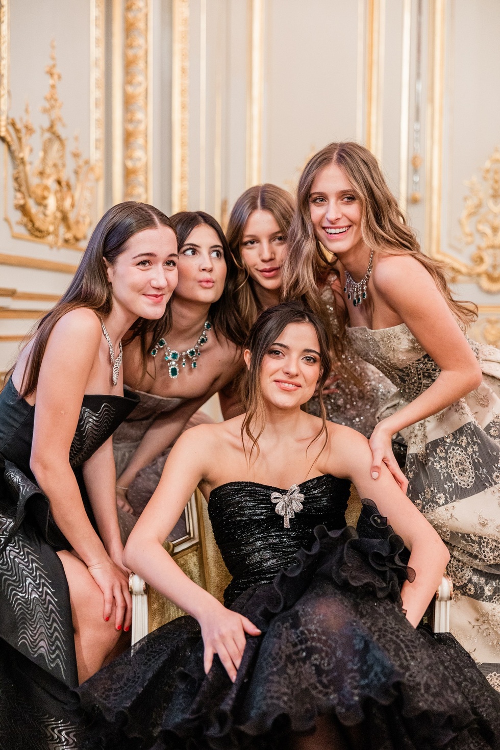 Dạ hội trưởng thành của 20 tiểu thư thượng lưu: Giàu cũng chưa chắc được dự - 2 Dạ hội trưởng thành của 20 tiểu thư thượng lưu: Giàu cũng chưa chắc được dự - 2