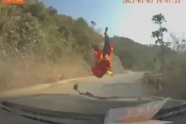 Say rượu chạy xe máy chở vợ con lao thẳng đầu vào ô tô ngược chiều