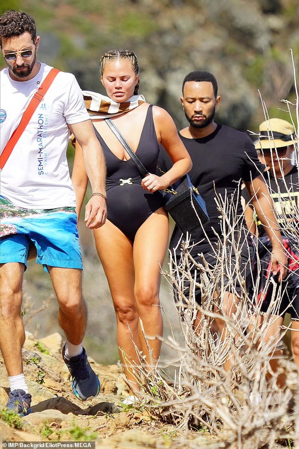 Siêu mẫu áo tắm Chrissy Teigen lộ dáng đẫy đà khi đi nghỉ giáng sinh - 2 Siêu mẫu áo tắm Chrissy Teigen lộ dáng đẫy đà khi đi nghỉ giáng sinh - 2