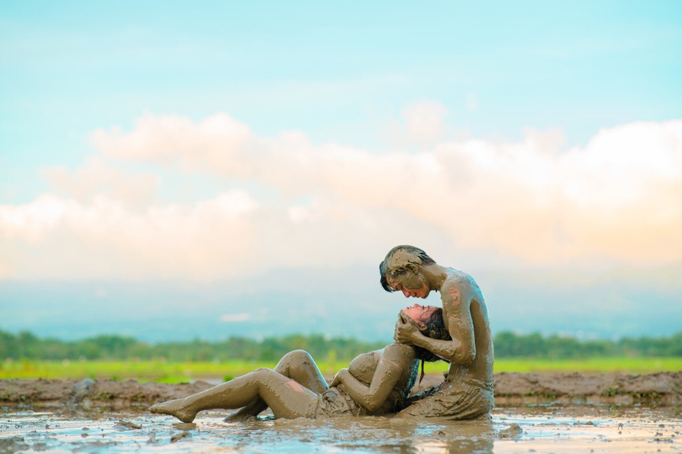 Cặp đôi trát đầy bùn chụp ảnh cưới - 4