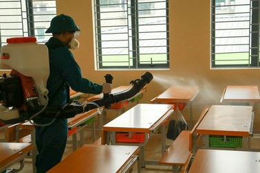 Hà Nội: Trường học ráo riết phun thuốc khử trùng phòng dịch Corona