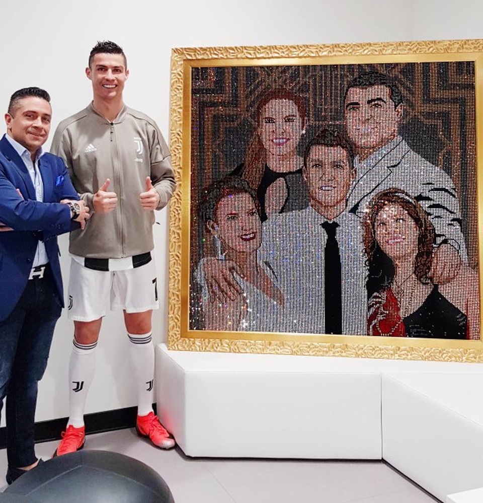 Không chịu “kém” Messi, C.Ronaldo chi cả triệu USD mua bức tranh - 3 Không chịu “kém” Messi, C.Ronaldo chi cả triệu USD mua bức tranh - 3