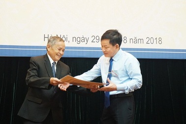 Gặp người được Bác Hồ tặng chiếc khăn quàng đỏ