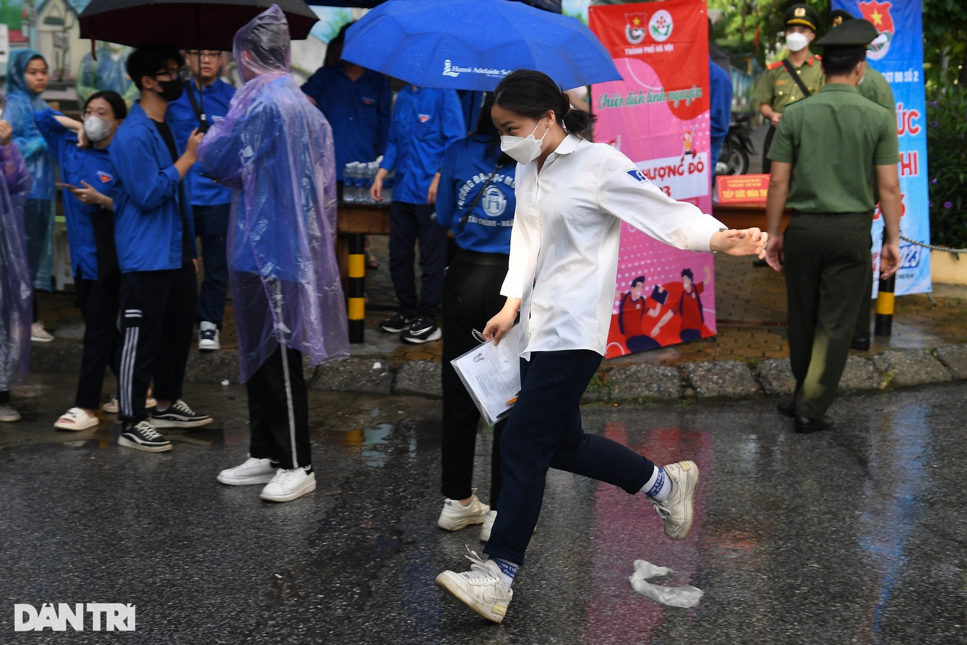 Thí sinh ôm đầu lo lắng, căng thẳng trước giờ thi môn ngữ văn - 3 Thí sinh ôm đầu lo lắng, căng thẳng trước giờ thi môn ngữ văn - 3