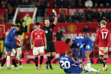 Vào bóng thô bạo, "gã đồ tể" của Man Utd may mắn thoát thẻ đỏ