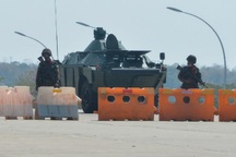 Xe quân sự xuất hiện trên đường phố trong cuộc "binh biến" tại Myanmar