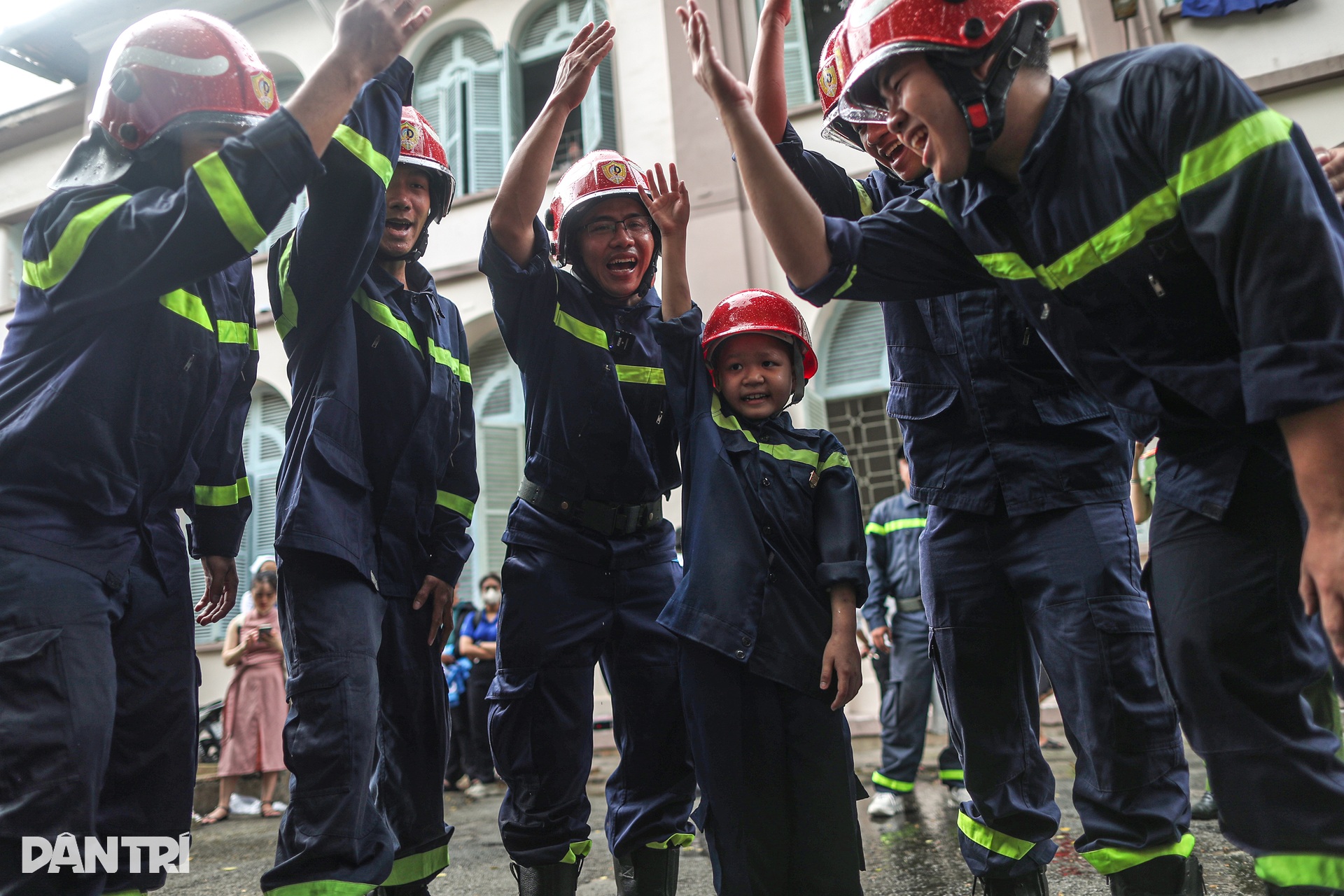 Thực hiện ước mơ làm lính cứu hỏa cho cậu bé ung thư - 7 Thực hiện ước mơ làm lính cứu hỏa cho cậu bé ung thư - 7