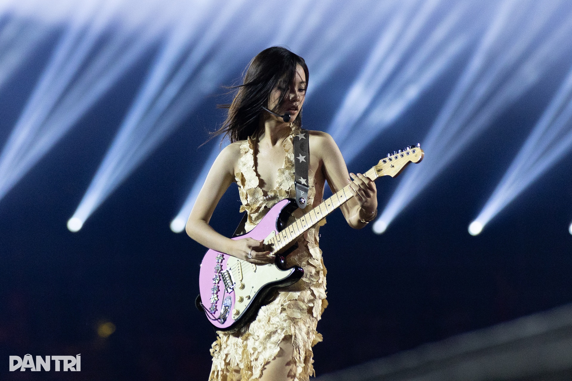 70.000 khán giả hòa nhịp đập yêu nước trong concert Tổ quốc trong tim - 15 70.000 khán giả hòa nhịp đập yêu nước trong concert Tổ quốc trong tim - 15
