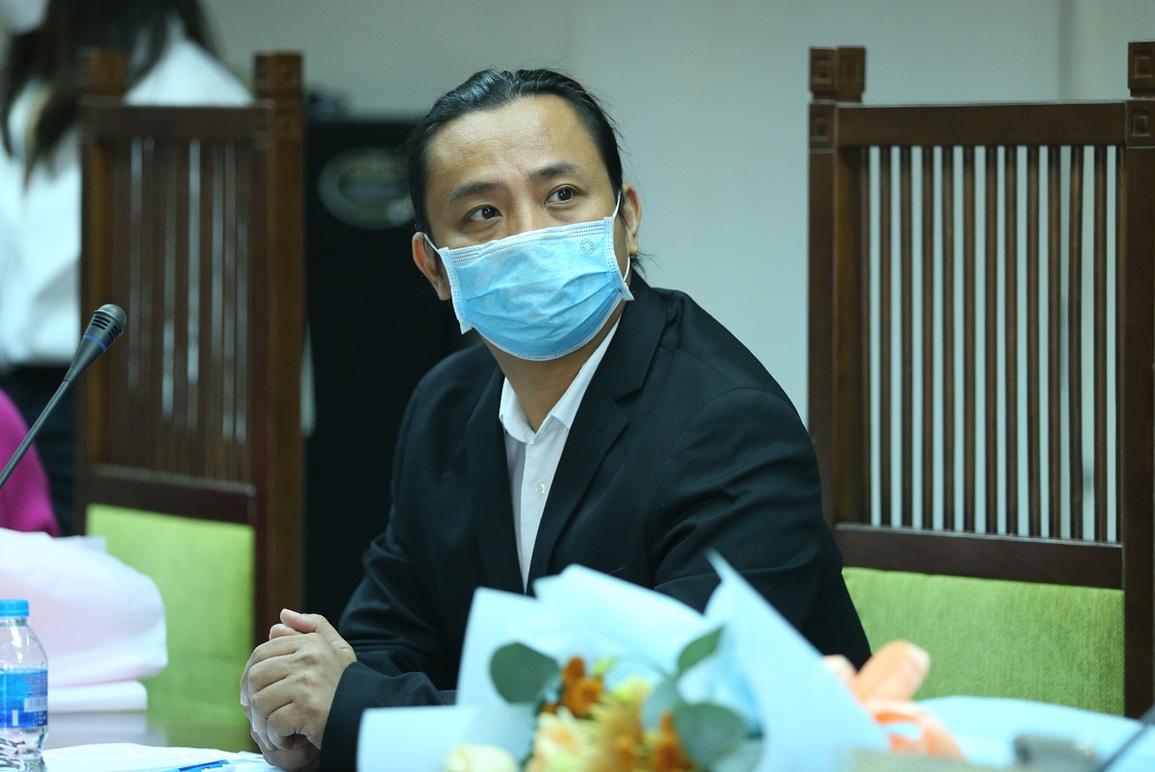 HLV Nguyễn Chí Anh thử sức làm trọng tài… trượt băng nghệ thuật - 2 HLV Nguyễn Chí Anh thử sức làm trọng tài… trượt băng nghệ thuật - 2