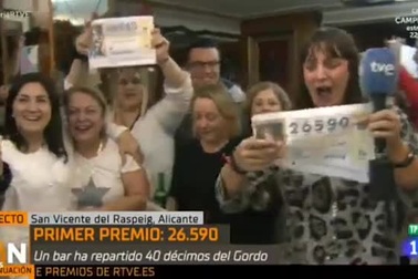 Nữ phóng viên tuyên bố nghỉ việc trên sóng trực tiếp vì trúng số và sự thật bẽ bàng sau đó