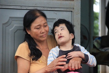 Xót xa cảnh bà bị đái tháo đường nuôi cháu bại não