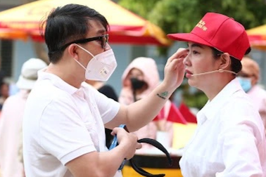 Lê Khánh được chồng kém tuổi săn sóc, bị rối loạn lo âu khi có thai tuổi 37