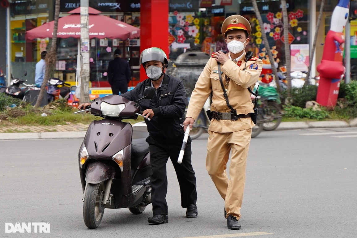 Ma men ở Hà Nội bị xử phạt vì vui miệng làm vài chén ngày cúng ông Táo - 5 Ma men ở Hà Nội bị xử phạt vì vui miệng làm vài chén ngày cúng ông Táo - 5