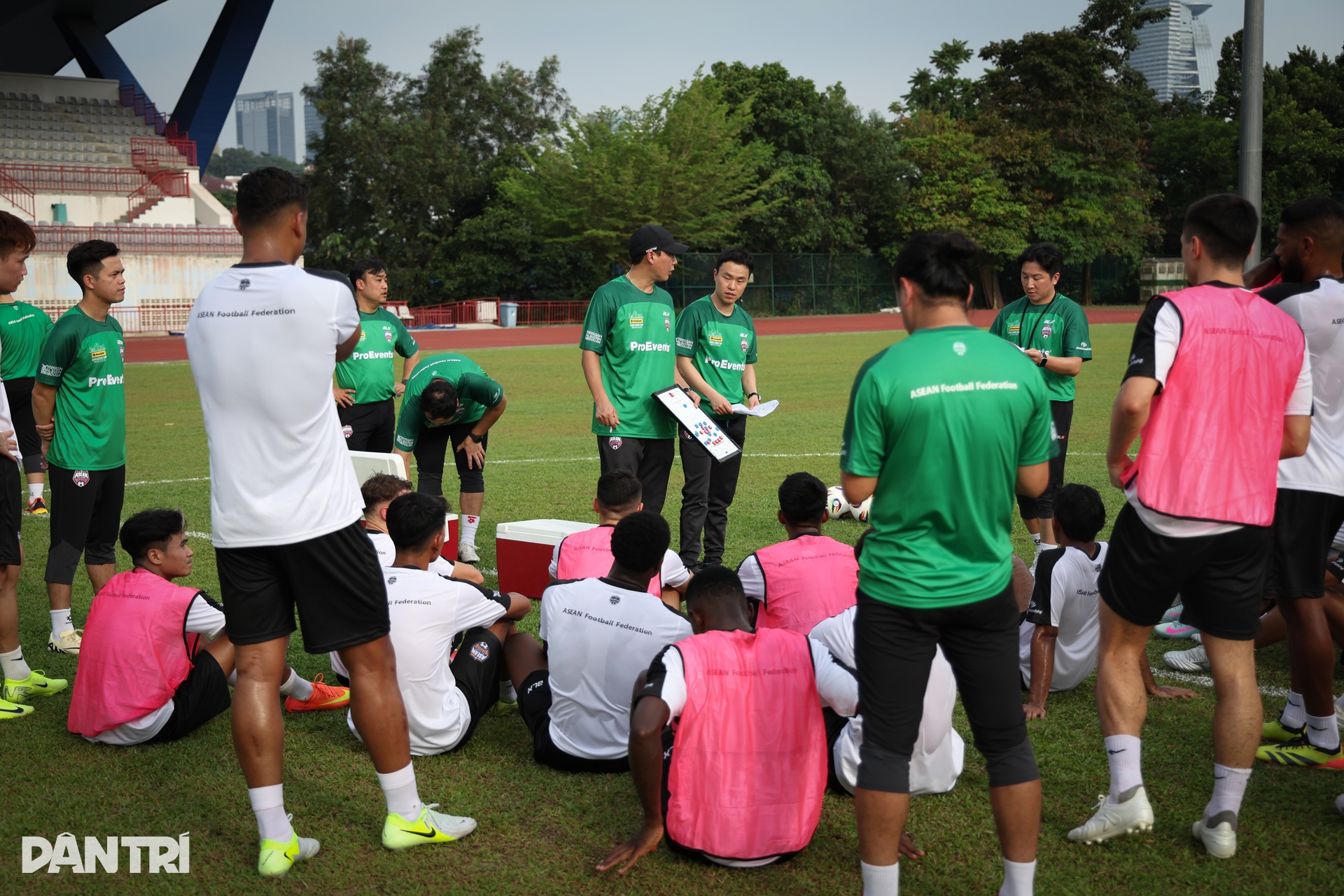 Thầy trò Kim Sang Sik hừng hực khí thế chờ đối đầu Man Utd - 2 Thầy trò Kim Sang Sik hừng hực khí thế chờ đối đầu Man Utd - 2