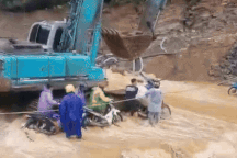 Khách lên Hà Giang gặp lũ xối xả "khóc dở mếu dở" bỏ hành trình