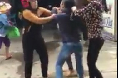 Cô gái trẻ bị 3 phụ nữ đánh ghen giữa phố