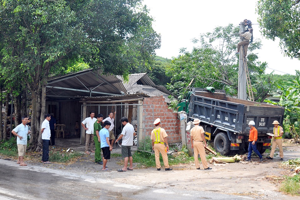 Xe tải lao vào nhà dân, 2 cháu nhỏ thoát chết trong gang tấc - 4 Xe tải lao vào nhà dân, 2 cháu nhỏ thoát chết trong gang tấc - 4
