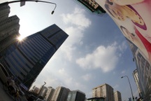 “Lên trời gọi mưa”: Lộng ngôn, ảo tưởng hay sự viển vông của lòng tốt?