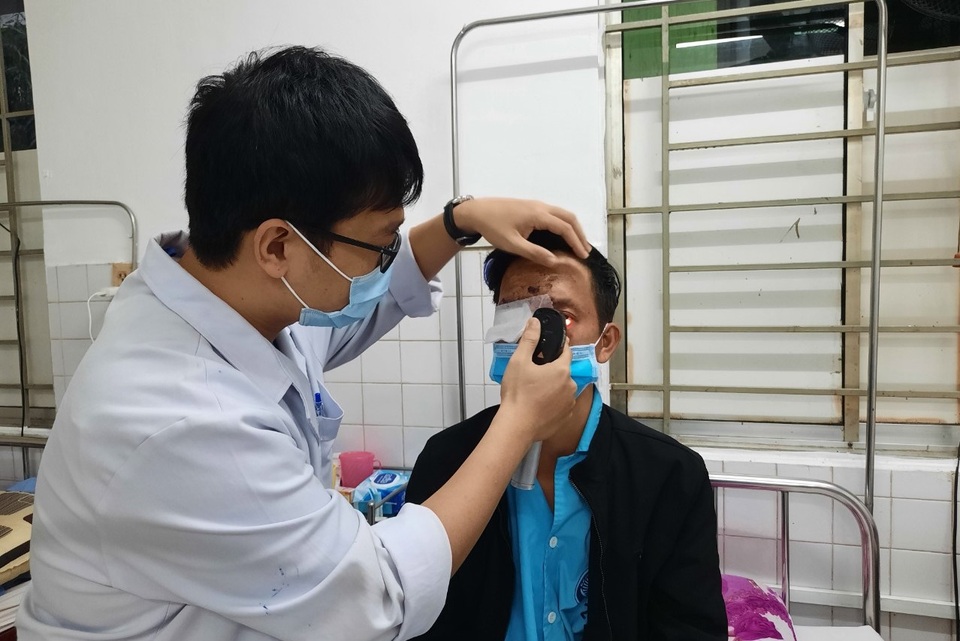 Nát bàn tay, hỏng mắt vì chơi pháo ngày Tết - 1 Nát bàn tay, hỏng mắt vì chơi pháo ngày Tết - 1