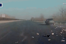 Trung Quốc: 4 bao tải tiền mặt rơi vãi trên cao tốc, người dân xúm lại nhặt