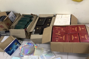 Triệt phá đường dây làm giả văn bằng, chứng chỉ, thu trên 5 tấn phôi