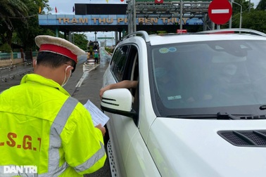 Ngỡ đã được "thả", người dân bất ngờ khi vẫn phải test Covid-19