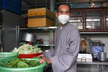 Liều vay 30 triệu mở quán cơm 0 đồng, sư thầy thành cứu tinh của bao người