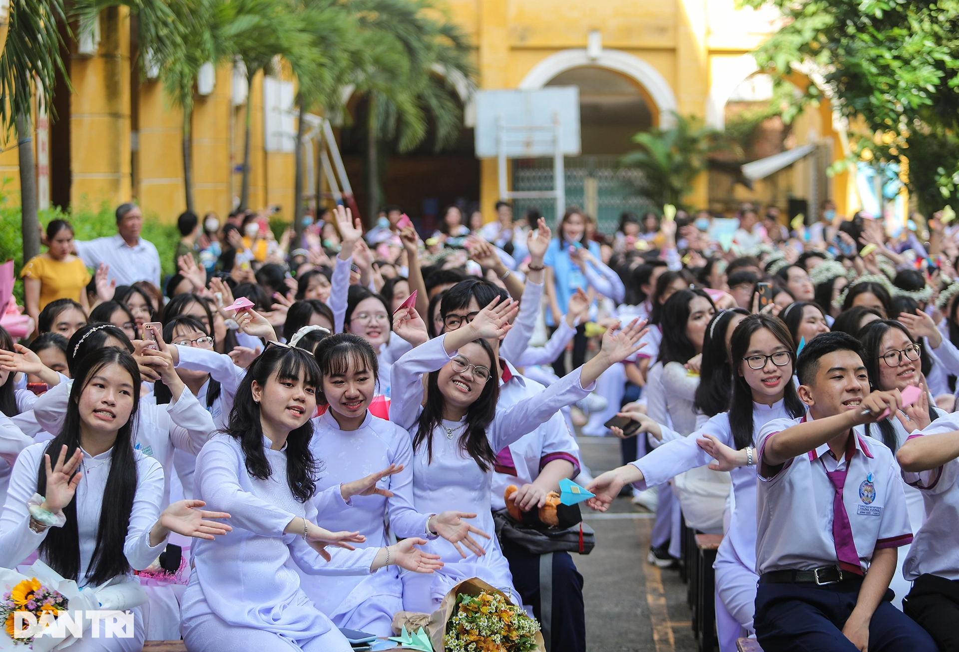 Khoảnh khắc nữ sinh Trưng Vương tinh khôi, rạng rỡ trong lễ trưởng thành - 1 Khoảnh khắc nữ sinh Trưng Vương tinh khôi, rạng rỡ trong lễ trưởng thành - 1