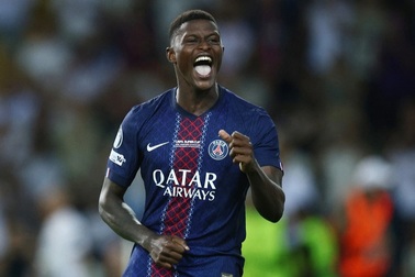 Xuất hiện cầu thủ khiến Messi, C.Ronaldo chào thua ở tuổi 23