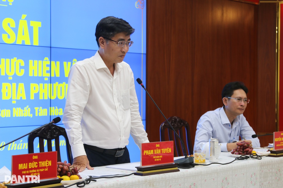 Cán bộ cơ sở làm ngày làm đêm để phục vụ dân - 1 Cán bộ cơ sở làm ngày làm đêm để phục vụ dân - 1