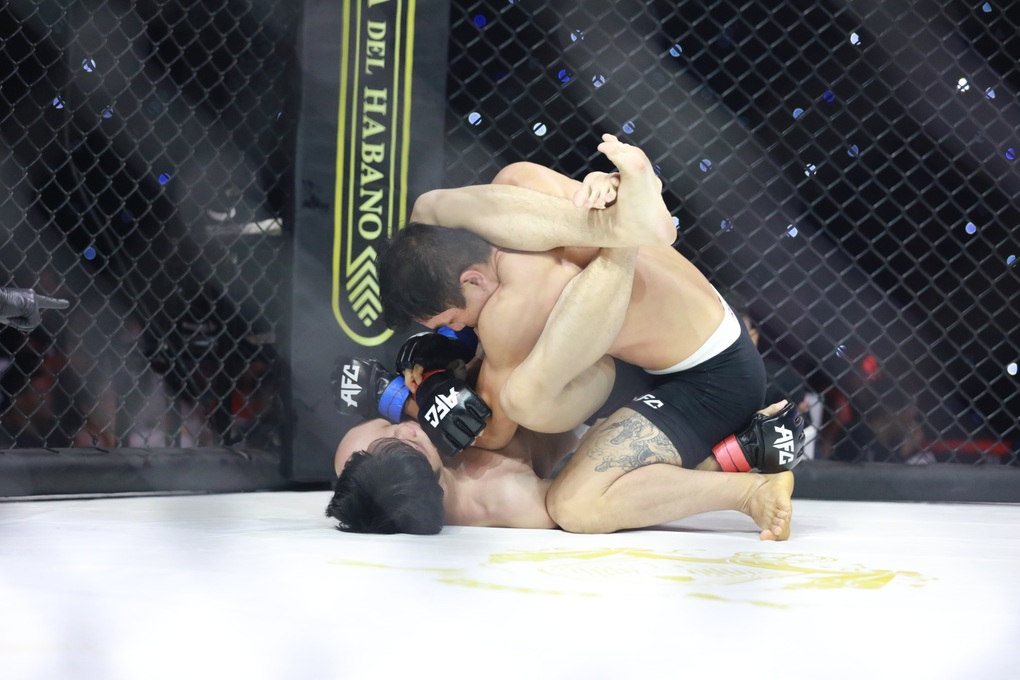 Trở lại sàn MMA, võ sĩ Robson Oliveira hạ gục chóng vánh đối thủ - 3 Trở lại sàn MMA, võ sĩ Robson Oliveira hạ gục chóng vánh đối thủ - 3