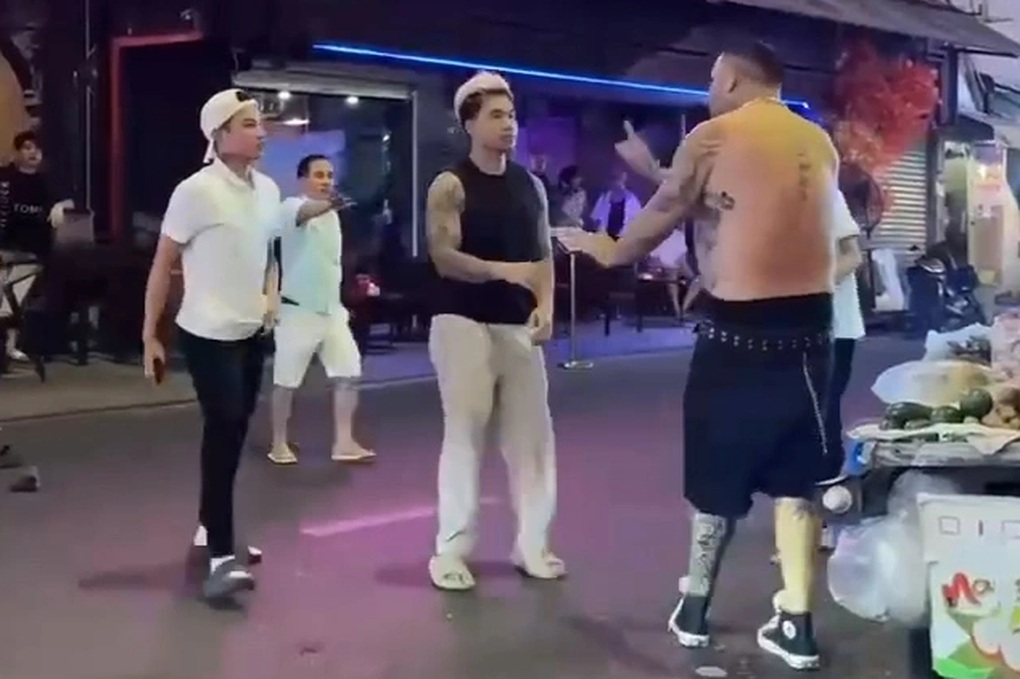 Xử lý nhóm người đánh hội đồng khách nước ngoài ở phố Bùi Viện - 1