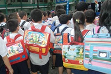 Cặp học sinh như “kho chứa đồ” di động