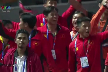 Đoàn Việt Nam diễu hành qua lễ đài bế mạc SEA Games 30