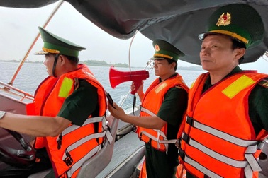 Hơn 100 du khách mắc kẹt trên đảo Lý Sơn do ảnh hưởng bão số 1