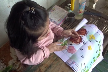 Trao quà đến cô bé xương thủy tinh.