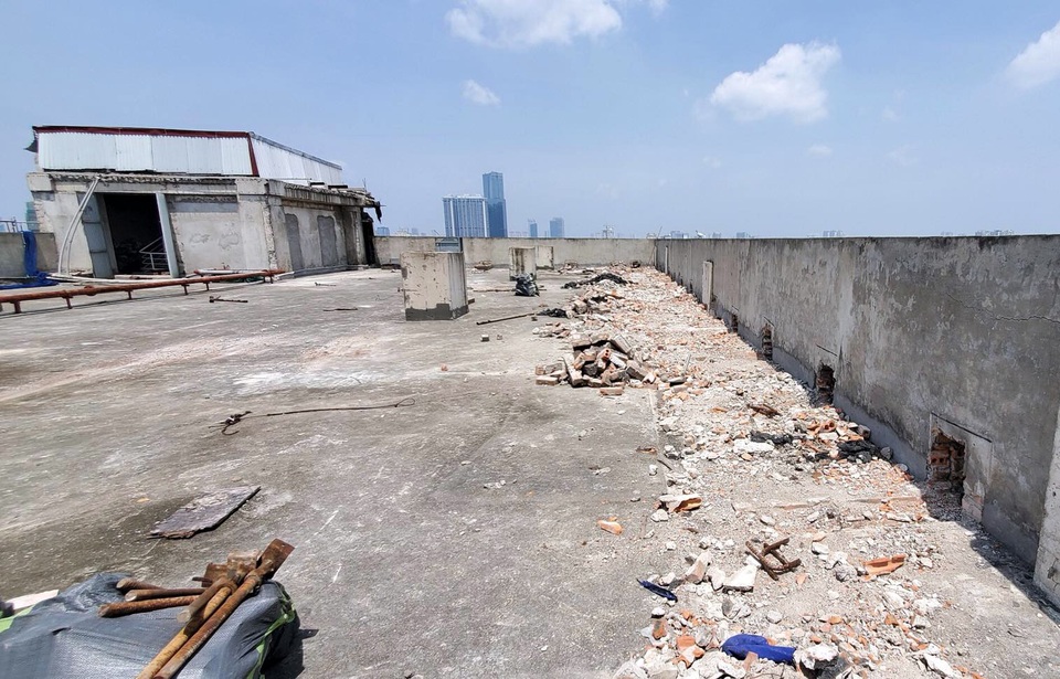 Hà Nội cắt mái bê tông tầng 18 tòa nhà 8B Lê Trực - 2