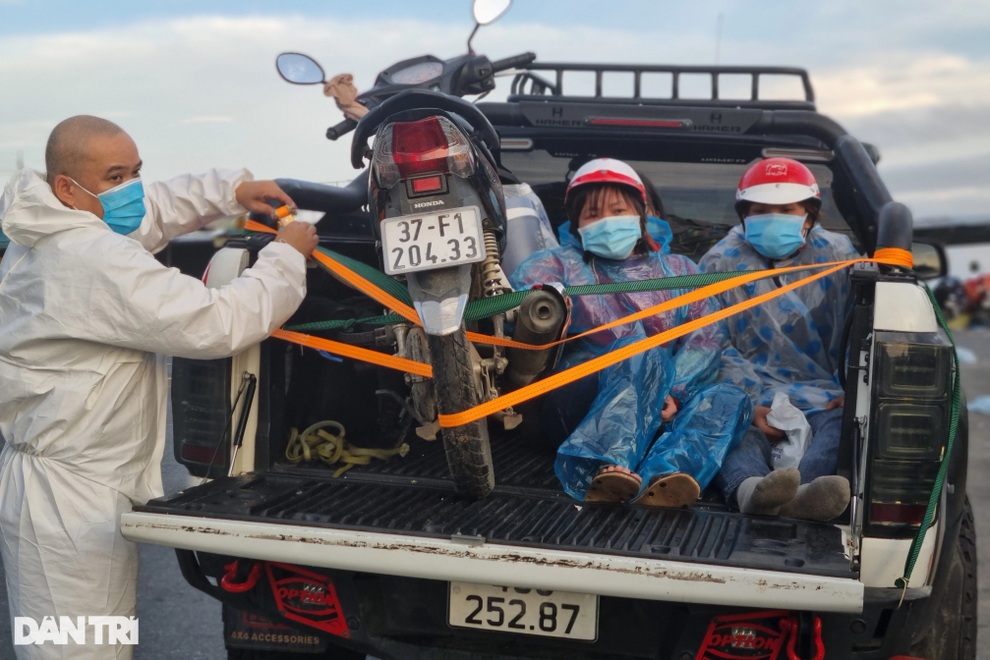 Người dân đi bộ về quê tránh dịch khi qua Đà Nẵng được chở bằng ô tô - 1 Người dân đi bộ về quê tránh dịch khi qua Đà Nẵng được chở bằng ô tô - 1
