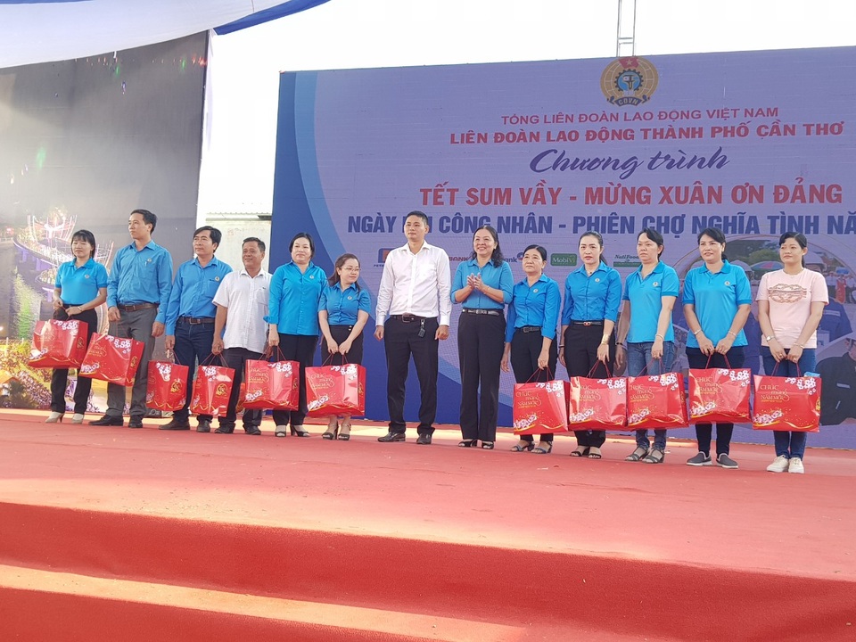 Mcredit chung tay cho “Tết sum vầy” của công nhân - 3 Mcredit chung tay cho “Tết sum vầy” của công nhân - 3