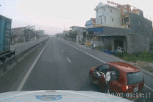 Xem màn vượt tạt đầu xe container kiểu “tự sát” của tài xế xe con