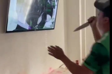 CĐV Mexico đập nát tivi khi chứng kiến đội nhà bị loại khỏi World Cup