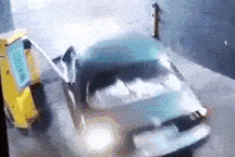 Đừng dại "thách đấu" với thanh chắn tự động ở bãi đỗ xe!