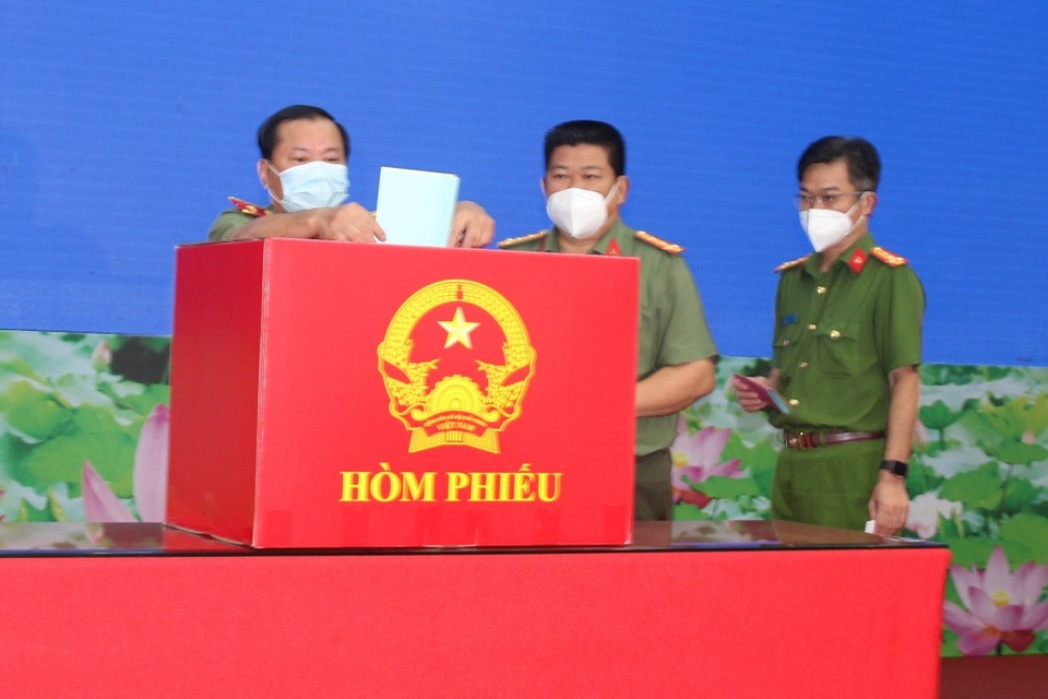 5.000 cử tri là lực lượng công an, quân đội bỏ phiếu bầu cử sớm - 1 5.000 cử tri là lực lượng công an, quân đội bỏ phiếu bầu cử sớm - 1