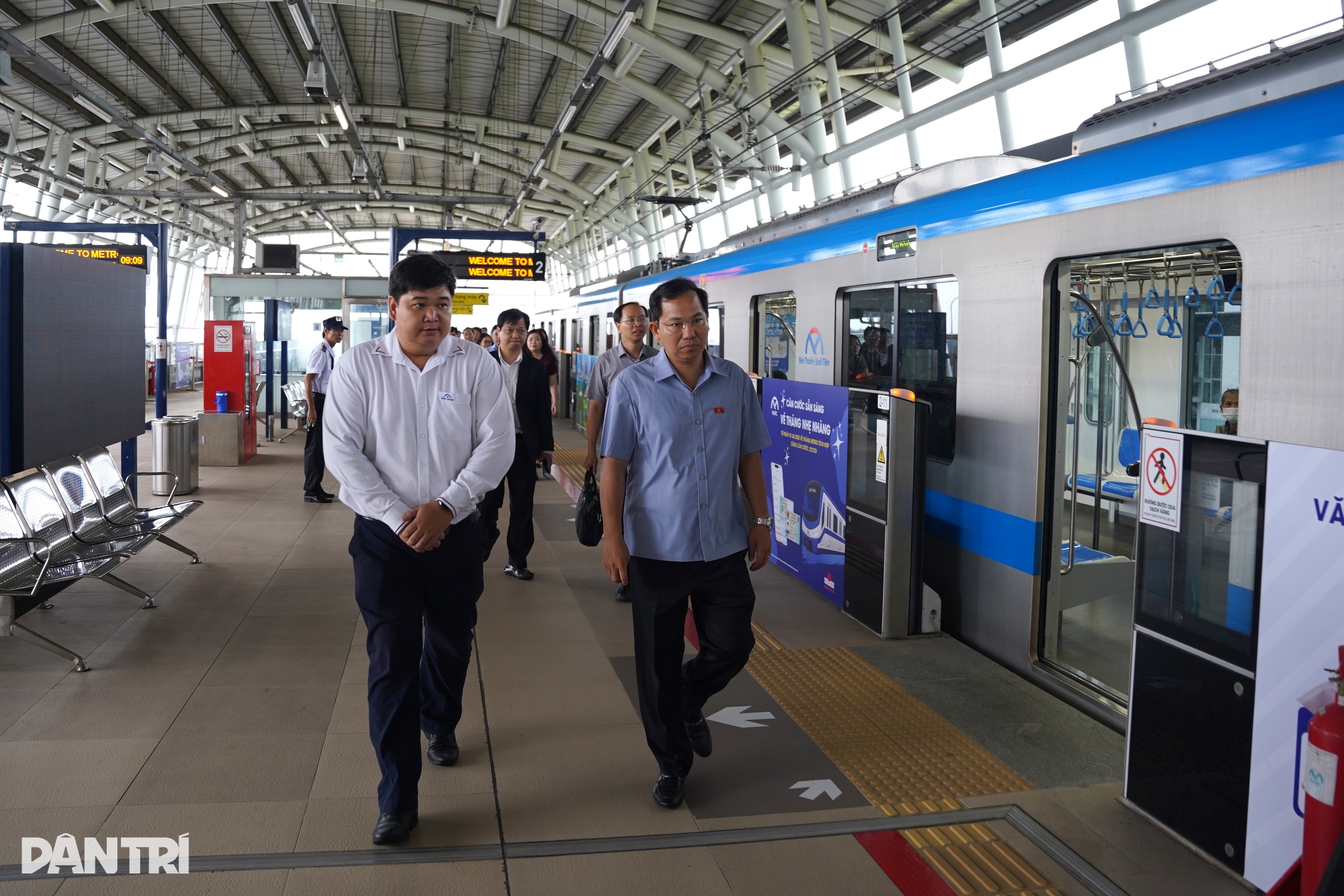 Phó chủ tịch Quốc hội dầm mưa kiểm tra dự án hạ tầng TPHCM - 10