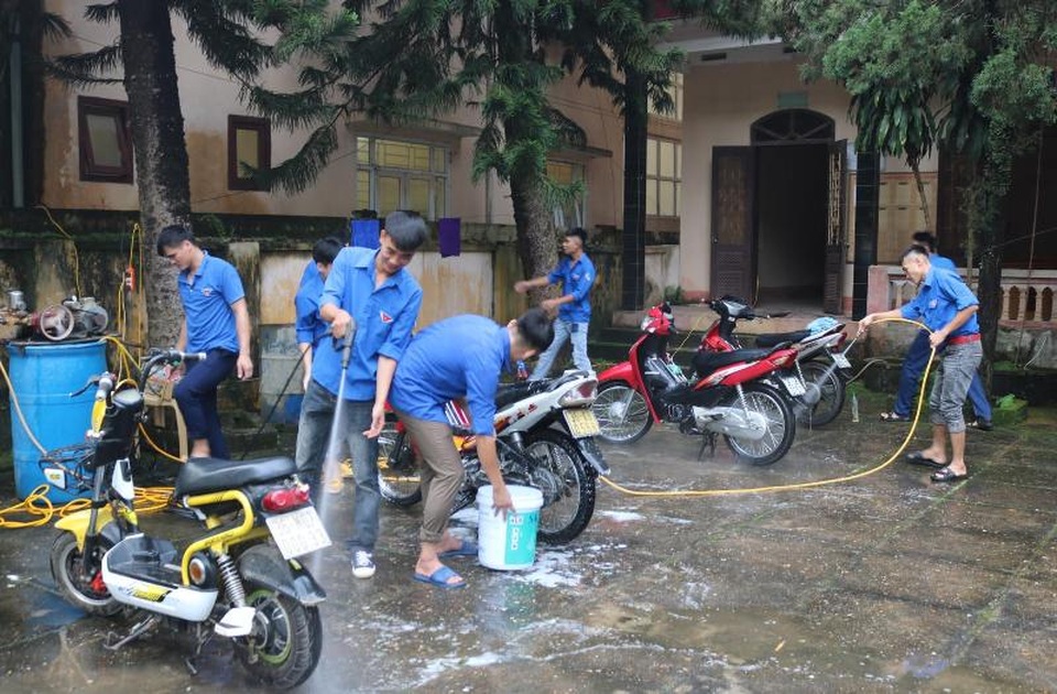 Thanh niên miền núi rửa xe gây quỹ mua quà Trung thu cho trẻ em nghèo - 3 Thanh niên miền núi rửa xe gây quỹ mua quà Trung thu cho trẻ em nghèo - 3