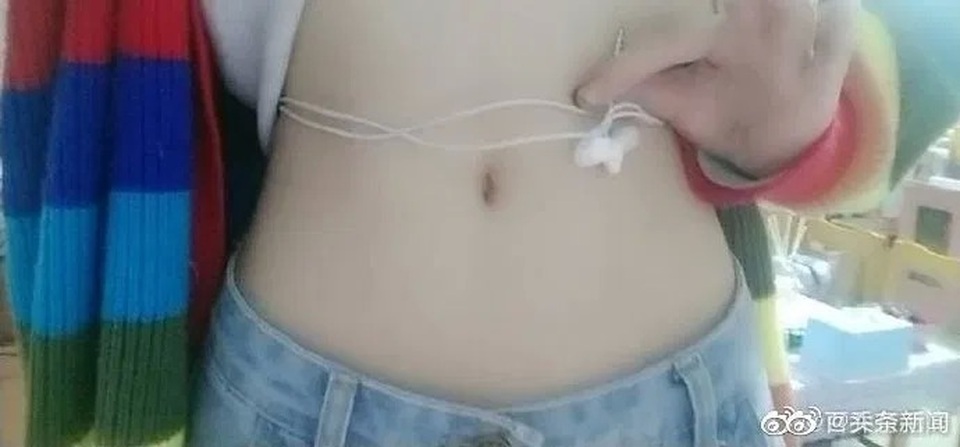 Dân mạng Trung Quốc khoe “vòng eo con kiến” bằng... tai nghe điện thoại - 2 Dân mạng Trung Quốc khoe “vòng eo con kiến” bằng... tai nghe điện thoại - 2