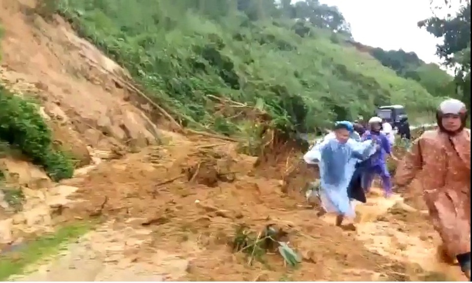 Núi đột ngột sụt xuống, người dân bỏ chạy thục mạng, 1 nạn nhân bị vùi - 2 Núi đột ngột sụt xuống, người dân bỏ chạy thục mạng, 1 nạn nhân bị vùi - 2