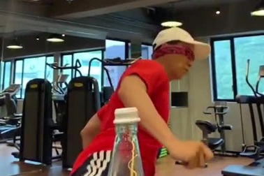 Ngôi sao võ thuật Chung Tử Đơn bịt mắt thực hiện “thử thách đá nút chai”