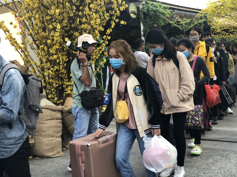 Hàng nghìn sinh viên tại TPHCM về quê đón Tết trên những chuyến xe nghĩa tình - 3 Hàng nghìn sinh viên tại TPHCM về quê đón Tết trên những chuyến xe nghĩa tình - 3