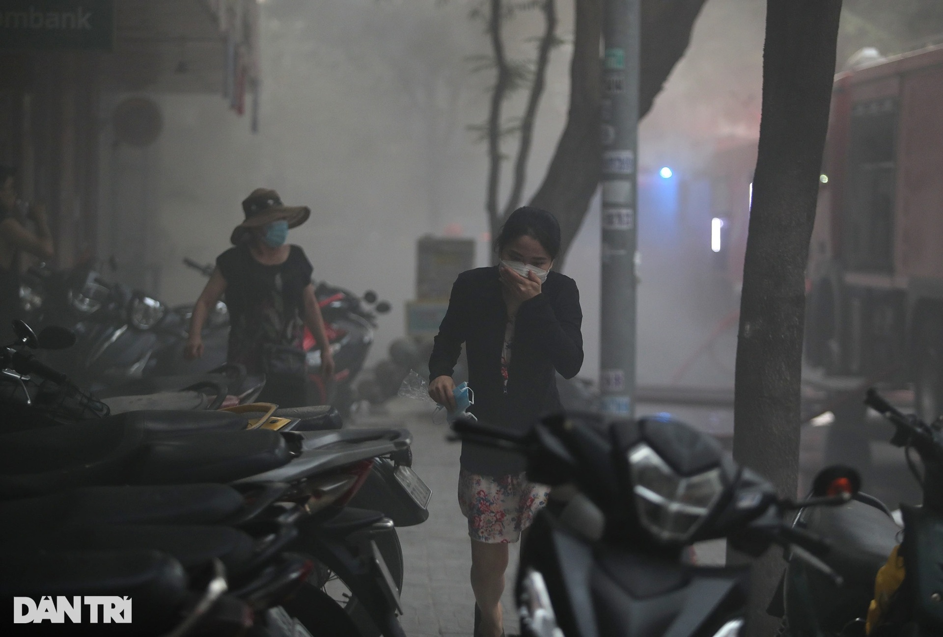 Cháy lớn ở trung tâm TPHCM, nhiều người ôm tài sản thoát khỏi hiện trường - 4